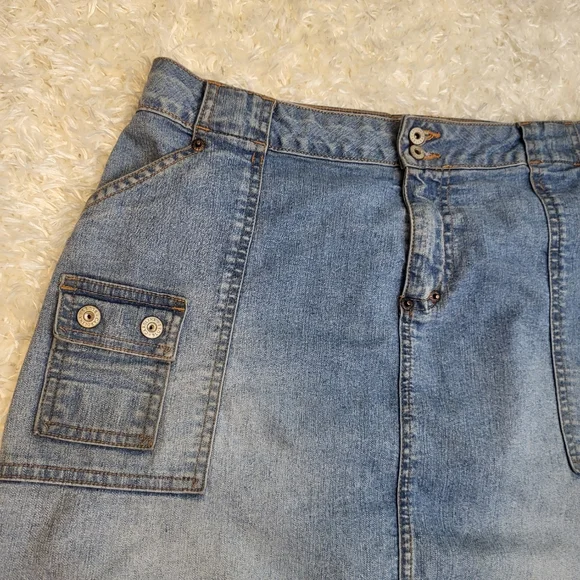 Carolina Blues Women's Jean Skirt, Light Wash Blue, Size 8 - Picture 2 of 9